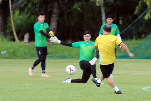 Ông Park dạy tiền đạo ghi bàn và thủ môn chống không chiến