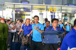 Đội tuyển Việt Nam bị ‘bao vây’ khi về trên chuyên cơ