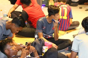 Nóng: Chùm ảnh CĐV Malaysia khổ sở thức đêm mua vé chung kết