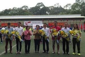 Những trận bóng nghĩa tình vì cái Tết vui cho dân nghèo