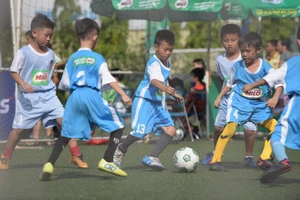 Chơi bóng đá, gặp gỡ thầy Barcelona