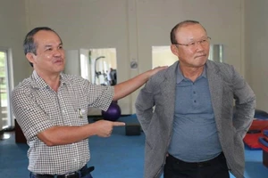 Sao lại để bầu Đức trả lương cho thầy Park?