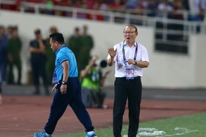 Công Phượng mờ nhạt, ông Park lặn lội sang châu Âu tìm quân 