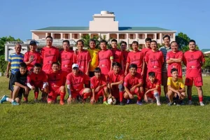 Đá bóng từ thiện và khám, chữa bệnh cho người nghèo Tà Nùng