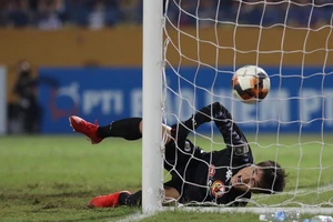 Thủ môn Tiến Dũng ăn may, Đức Chinh có thể mất suất lên tuyển