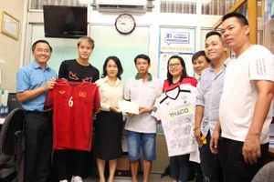 Nghĩa cử cao đẹp của Văn Toàn và hai cô gái hâm mộ HA Gia Lai