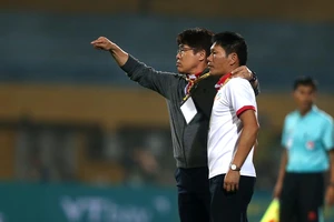 Vì sao thầy Hàn đồng hương ông Park thất bại ở V-League?