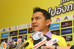 Nhìn sang ông Park, cựu tiền đạo Kiatisak lo cho bóng đá Thái