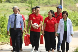 Quang Hải và 'ông trùm' sữa đặc trị đến với trẻ suy dinh dưỡng