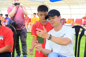 Cầu thủ nhí học hỏi bí quyết của Công Phượng thi vào Học viện 