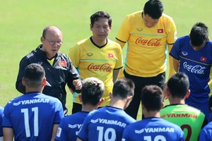 Từ chiến tích của Kiatisak bỗng ngại ngùng cho ông Park