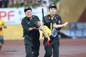 Cảm động với hành động fair play của chiến sĩ cảnh sát cơ động