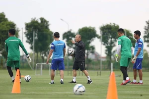 Ông Park hủy trận đấu tập của U-22 Việt Nam, chờ gặp Kitchee