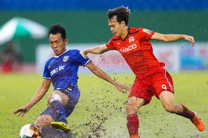 Cú ngã oan nghiệt hay CLB của bầu Đức bị ‘đánh hội đồng’?