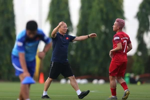 Thầy Park và đội trưởng Quế Ngọc Hải cảnh giác ‘Messi Thái’