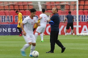 'Đột nhập' sân Thammasat trước đại chiến Thái Lan - Việt Nam