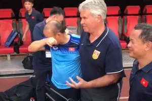 Học trò Park Hang-seo khóc sướt mướt khi gặp thầy Hiddink