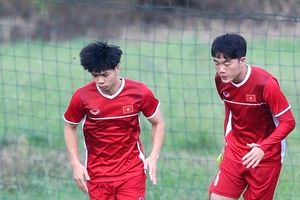 Mất ba tiền vệ, ông Park rối