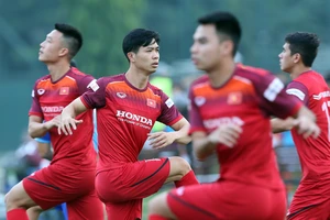 Công Phượng gây 'náo loạn' trên sân tập đội tuyển