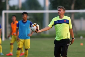 ‘Phù thủy trắng’ Troussier cầm quân đối đầu chủ nhà Thái Lan