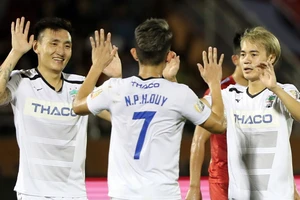 HA Gia Lai đá thật, nhà vô địch Hà Nội thua to