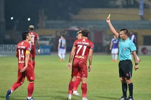 Sai lầm của trọng tài giúp đội bóng của bầu Hiển vào chung kết