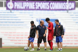 Thầy Park dạy học trò phòng ngự trước đại chiến với Indonesia