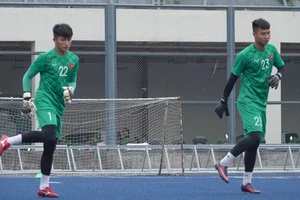 Thủ môn Bùi Tiến Dũng ra sân gặp Singapore hay Văn Toản?