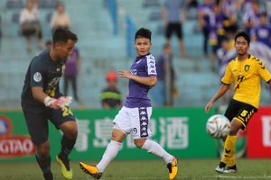 Quang Hải và Theerathon chạy đua trong tốp hay nhất châu Á