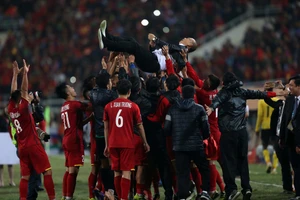 Trao giải Cống hiến cho HLV Park Hang-seo và Mai Đức Chung