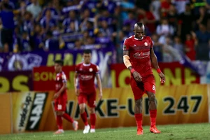 Các CLB V-League ‘khóc ròng’ vì sân bóng đóng cửa