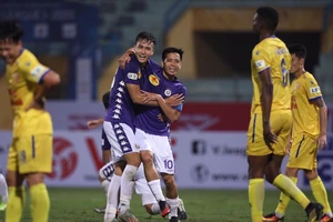 Clip: Đương kim vô địch Hà Nội đè bẹp Nam Định trên sân trống