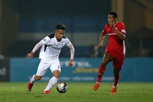 Clip: Duy Pinky hài hước hướng dẫn fans phòng dịch COVID-19