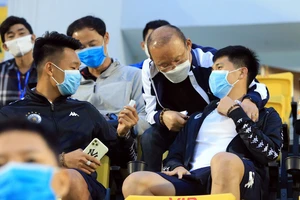 Thầy Park chứng kiến Quang Hải và đồng đội thua nặng