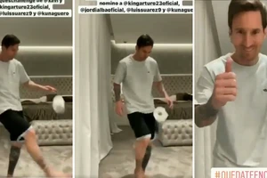 Clip: Ngoạn mục Messi vô địch tâng… cuộn giấy vệ sinh