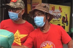 Bao gạo nghĩa tình của anh em CĐV Việt Nam tặng bà con nghèo 