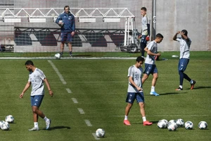 Những CLB đầu tiên không sợ nguy hiểm tập luyện trở lại