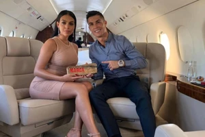 Ronaldo đưa bạn gái trở lại Ý trên máy bay riêng 20 triệu bảng