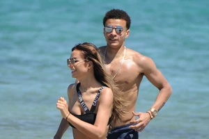 Tiền vệ Anh bị cướp đấm vào miệng, đe dọa bạn gái người mẫu