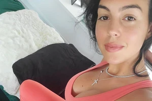 Bạn gái bốc lửa làm tóc cho Ronaldo trở lại sân tập