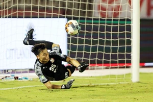 Clip: 'Vua' bắt penalty Tiến Dũng và 'chiêu' của thầy Chung