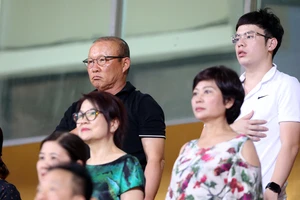 Thầy Park, bạn gái ‘kèm sát’ Quả bóng bạc Quang Hải