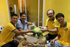 Sau lễ đính hôn, Công Phượng bán cà phê Ông Bầu