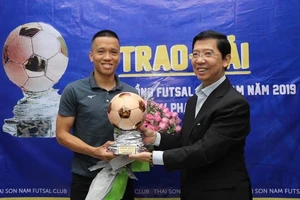 Phạm Đức Hòa bất ngờ nhận Quả bóng đồng