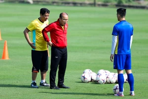 Thầy trò ông Park khó tìm quân xanh đá tập vì COVID-19