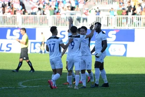 Phóng sự ảnh: Văn Toàn và đồng đội cầm vàng lại để vàng rơi