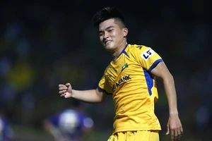 Clip: 'Tiểu tướng' Đặng Văn Lắm thách thức Công Phượng 