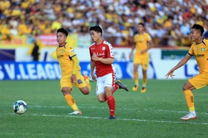 CLB TP.HCM mua chân sút ngoại, Công Phượng gặp khó