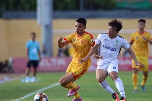 Anh Đức chào sân, HA Gia Lai vẫn không thắng nổi Thanh Hóa