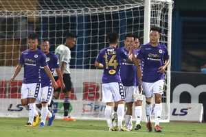 Quang Hải ghi hai bàn, vùi dập Cần Thơ khi thầy Park dự khán